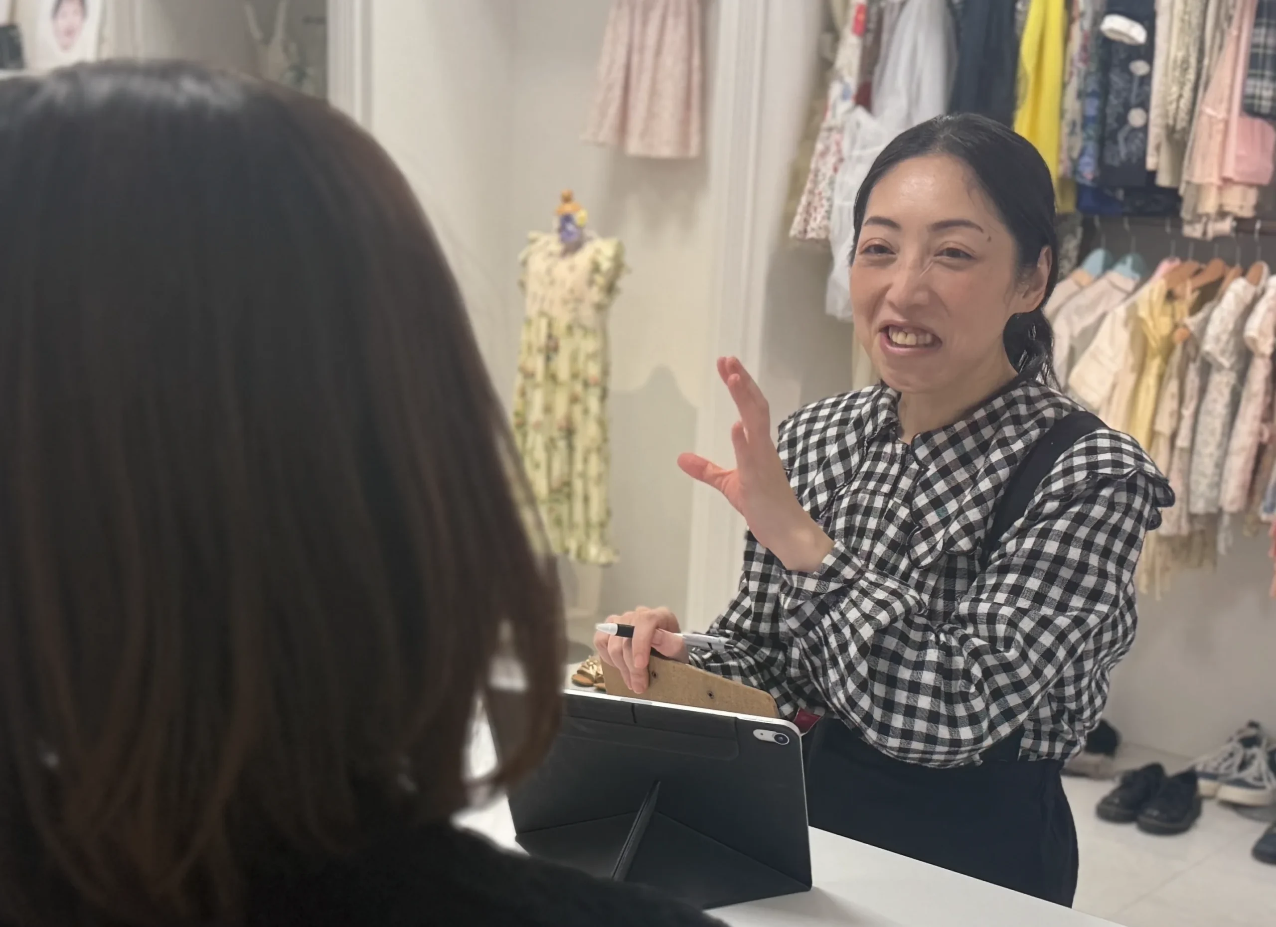 インタビュアー なお
